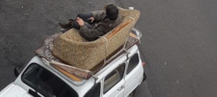 attesa-per-il-tampone-si-porta-il-divano-da-casa