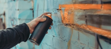 vandali-armati-di-bombolette-spray-in-azione-a-olivone