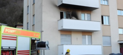 chiasso-fiamme-sul-balcone-di-un-appartamento