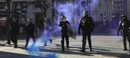 i-convogli-della-liberta-appiedati-sugli-champs-elysees