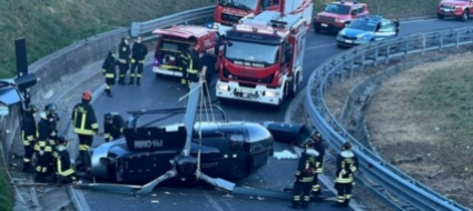 como-elicottero-si-schianta-sulla-rampa-dell-autostrada