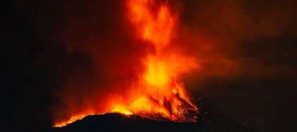 si-e-riacceso-l-etna-fontane-di-lava-nella-notte-e-colata