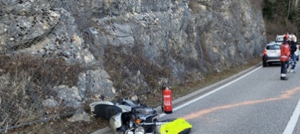 urta-un-paletto-e-cade-a-terra-grave-un-motociclista