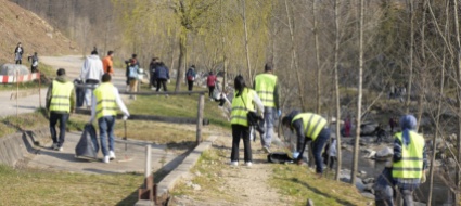 duecento-chili-di-rifiuti-al-parco-fluviale-sul-cassarate