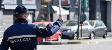 multe-per-la-doppia-fila-vigili-presi-a-bottigliate