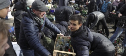 nella-fabbrica-di-molotov-a-cielo-aperto-putin-kaputt