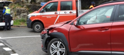 auto-contro-furgone-dei-pompieri-lievi-ferite-per-una-donna