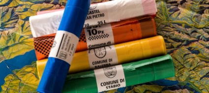 tasse-rifiuti-a-mendrisio-il-sacco-e-rosso-carico