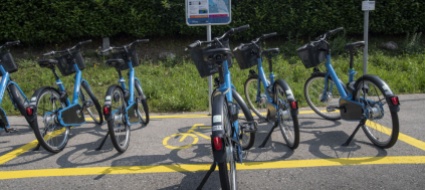 piacciono-sempre-di-piu-le-biciclette-blu