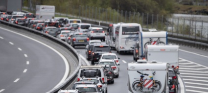 lunghe-code-al-san-gottardo-tempi-d-attesa-di-3-ore-e-mezza