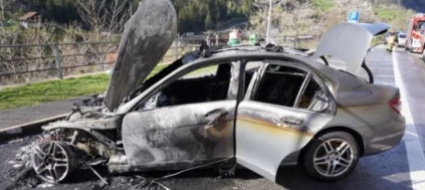 grosso-spavento-per-un-auto-divorata-dalle-fiamme-a-gurtnellen
