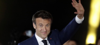 macron-resta-all-eliseo-festa-alla-tour-eiffel