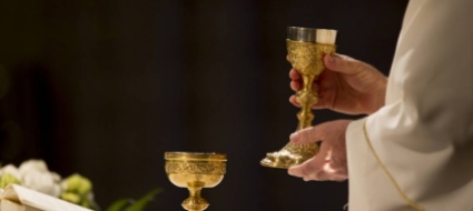 beve-anticalcare-durante-la-messa-prete-finisce-in-ospedale