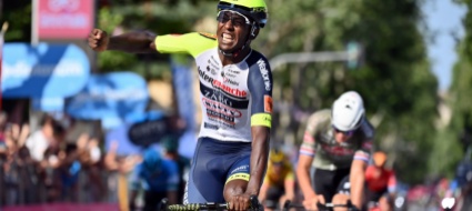 girmay-l-eritreo-volante-fermato-da-un-tappo-di-champagne