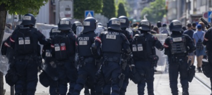 basilea-polizia-disperde-gli-oppositori-di-un-raduno-udc