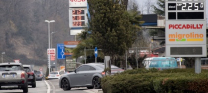 caro-benzina-anche-in-italia-ma-sotto-i-livelli-ticinesi