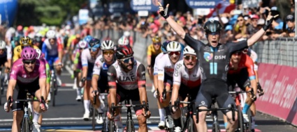 grazie-a-dainese-al-giro-l-italia-festeggia-allo-sprint