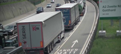 in-colonna-di-buon-mattino-per-il-ponte-dell-ascensione