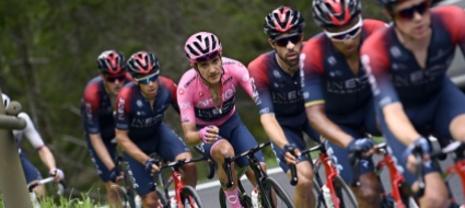 tappa-a-hirt-hindley-rosicchia-4-alla-maglia-rosa-carapaz