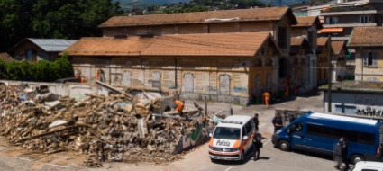l-ombelico-del-mondo-con-un-grosso-scheletro-nell-armadio