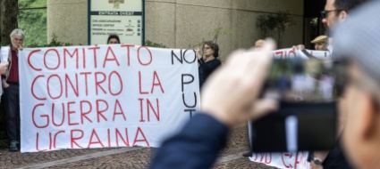 manno-proteste-davanti-all-azienda-dell-oligarca-russo