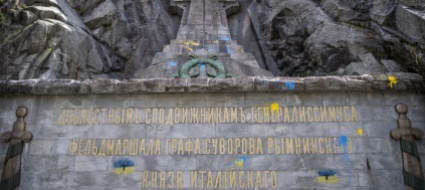 monumento-a-suvorov-imbrattato-e-dei-russi-lo-puliscano-loro