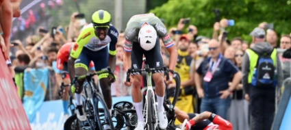 giro-d-italia-biniam-girmay-precede-van-der-poel