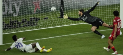 vinicius-segna-courtois-mura-champions-league-al-real-madrid