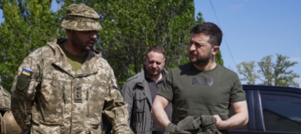 zelensky-visita-le-sue-truppe-al-fronte-nel-donbass