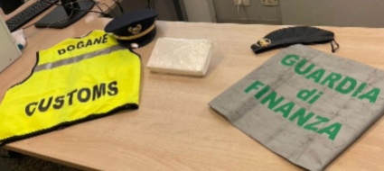 nulla-da-dichiarare-ma-spunta-un-panetto-di-cocaina