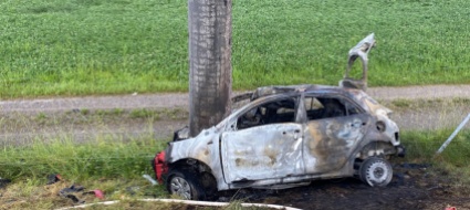 auto-finisce-contro-un-palo-elettrico-e-prende-fuoco-un-morto