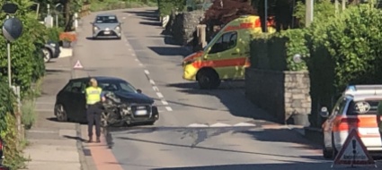 incidente-a-verscio-una-macchina-urta-un-muro-di-cinta