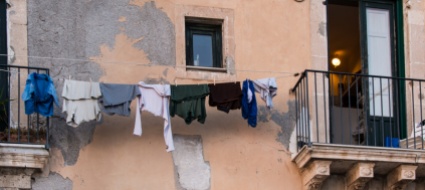 lunga-vita-agli-iconici-panni-stesi-sui-balconi-di-napoli