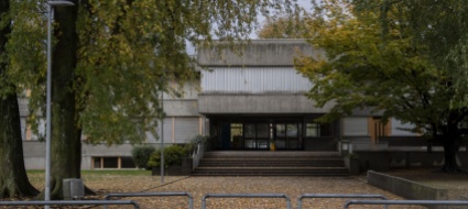 si-introduce-nelle-scuole-semine-e-ruba-due-computer
