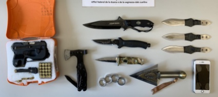 fermato-in-dogana-con-un-mini-arsenale-nel-baule