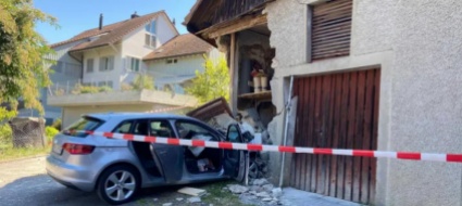 si-scontra-con-l-auto-contro-una-casa-morto-un-82enne
