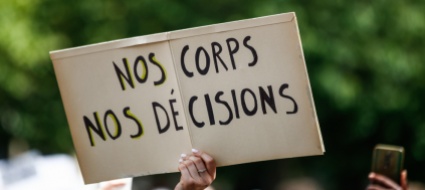 l-eurocamera-chiede-di-inserire-l-aborto-nella-carta-diritti-ue