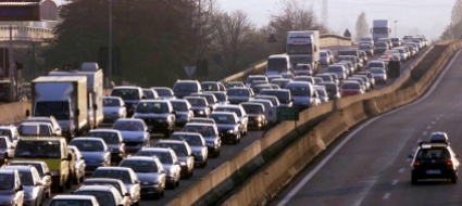 giocano-a-calcio-in-autostrada-svizzero-investito-e-multato