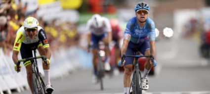 clarke-vince-la-tappa-del-pave-van-aert-sempre-in-giallo
