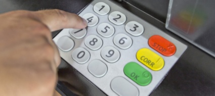 la-moglie-gli-prosciuga-il-conto-lui-da-fuoco-al-bancomat