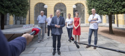cassis-allenatore-di-un-consiglio-federale-multi-tasking