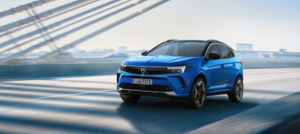 opel-grandland-hybrid4-solida-a-tutto-tondo