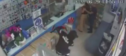 tenta-una-rapina-armato-il-negoziante-gli-lancia-addosso-un-pc