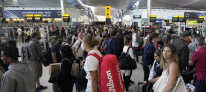 troppa-gente-che-vuol-partire-e-heathrow-blocca-biglietti