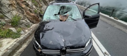 passo-del-susten-massi-cadono-su-auto-un-ferito-grave