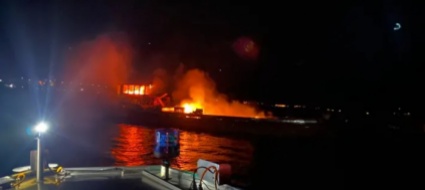 fuochi-d-artificio-dalla-barca-diventano-un-falo-fuori-programma