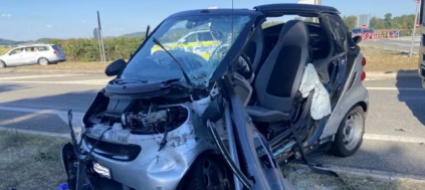 smart-contro-un-camion-una-22enne-ferita-in-modo-grave