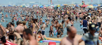 armati-di-costume-e-ombrellone-carabinieri-in-spiaggia