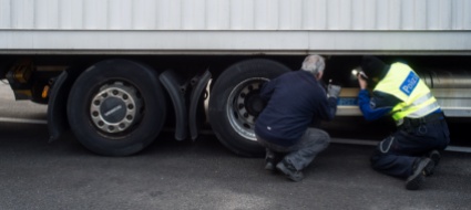 disco-frenante-spezzato-camion-fermato-a-giornico