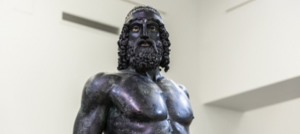 due-copie-bronzi-di-riace-immerse-nel-mare-in-versilia